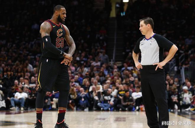 爱游戏下载-关于人队客场赢得苦战，战胜骑士队登顶东部的信息