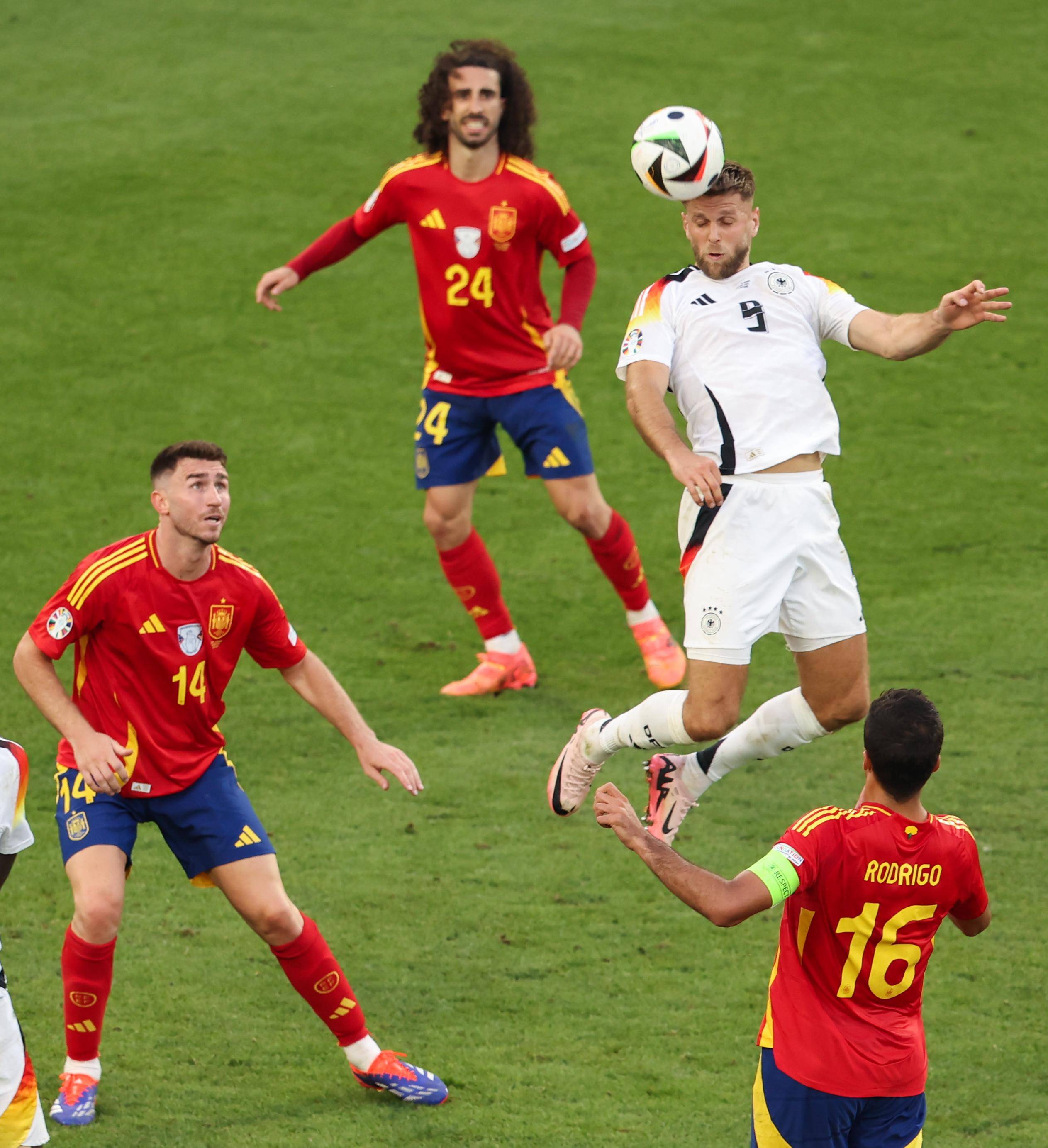 爱游戏tv-一场激烈的足球比赛，球员们拼尽全力为荣誉而战的简单介绍