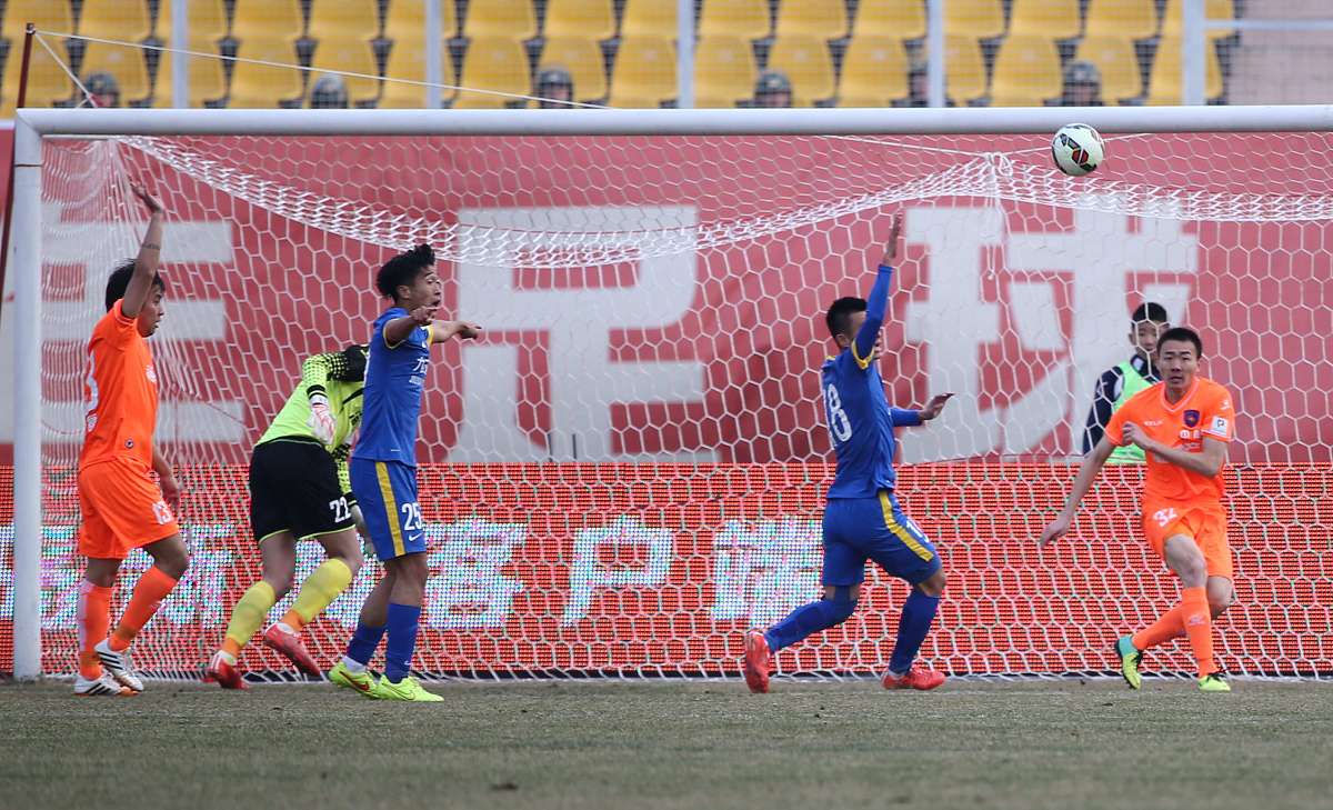 一场激烈的足球比赛,球员们拼尽全力为荣誉而战的简单介绍 一场激烈的足球比赛,球员们拼尽全力为荣誉而战的简单介绍