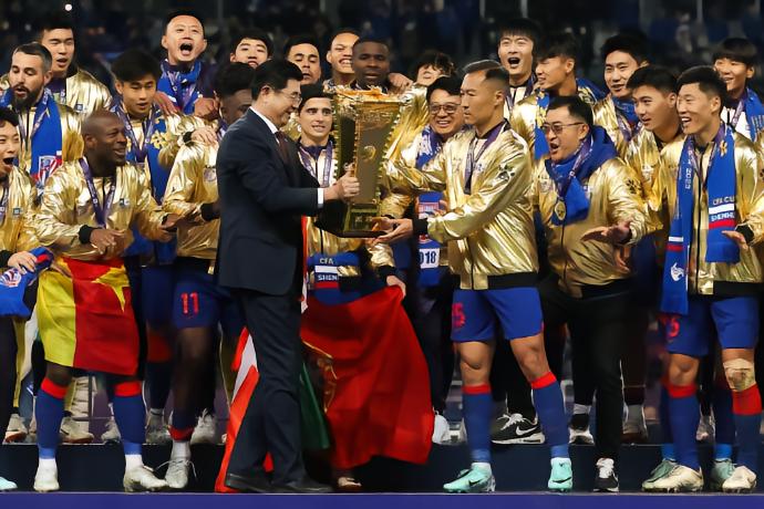 上海申花队员表现出色,赢得球迷赞誉 上海申花队员表现出色,赢得球迷赞誉