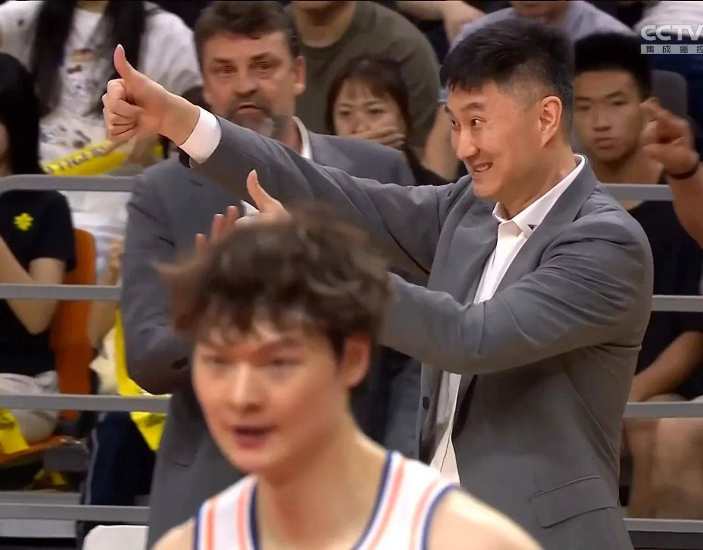 杜锋率队连胜四场,神勇的广东队继续领跑 杜锋率队连胜四场,神勇的广东队继续领跑