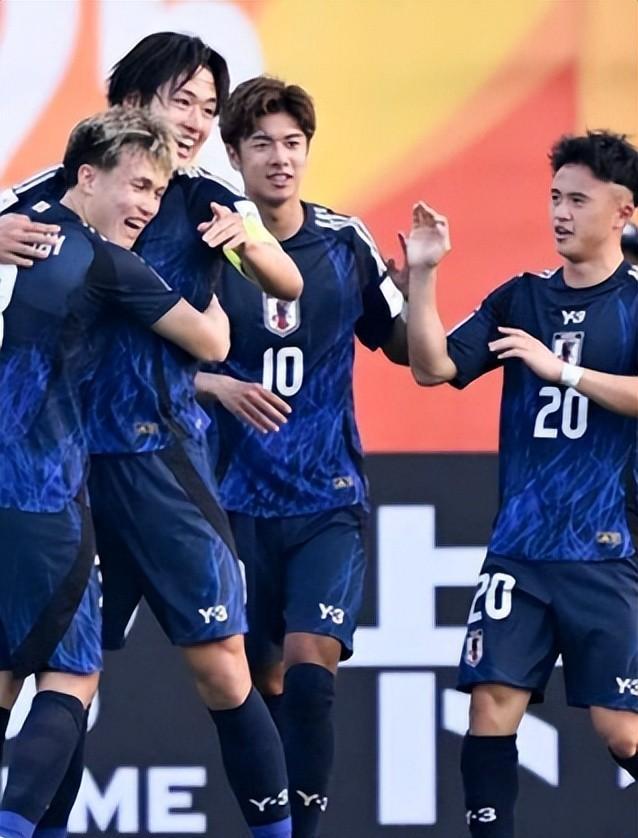 两支豪门球队在亚洲足联赛场上交手 两支豪门球队在亚洲足联赛场上交手