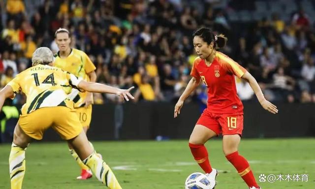 爱游戏大厅-女足球员积极备战，全身心投入到比赛中的简单介绍