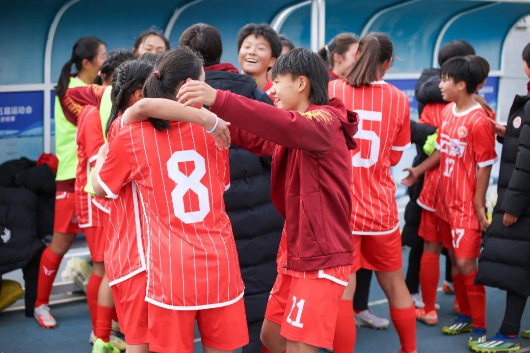 爱游戏大厅-女足比赛绽放精彩，球员们拼尽全力的简单介绍
