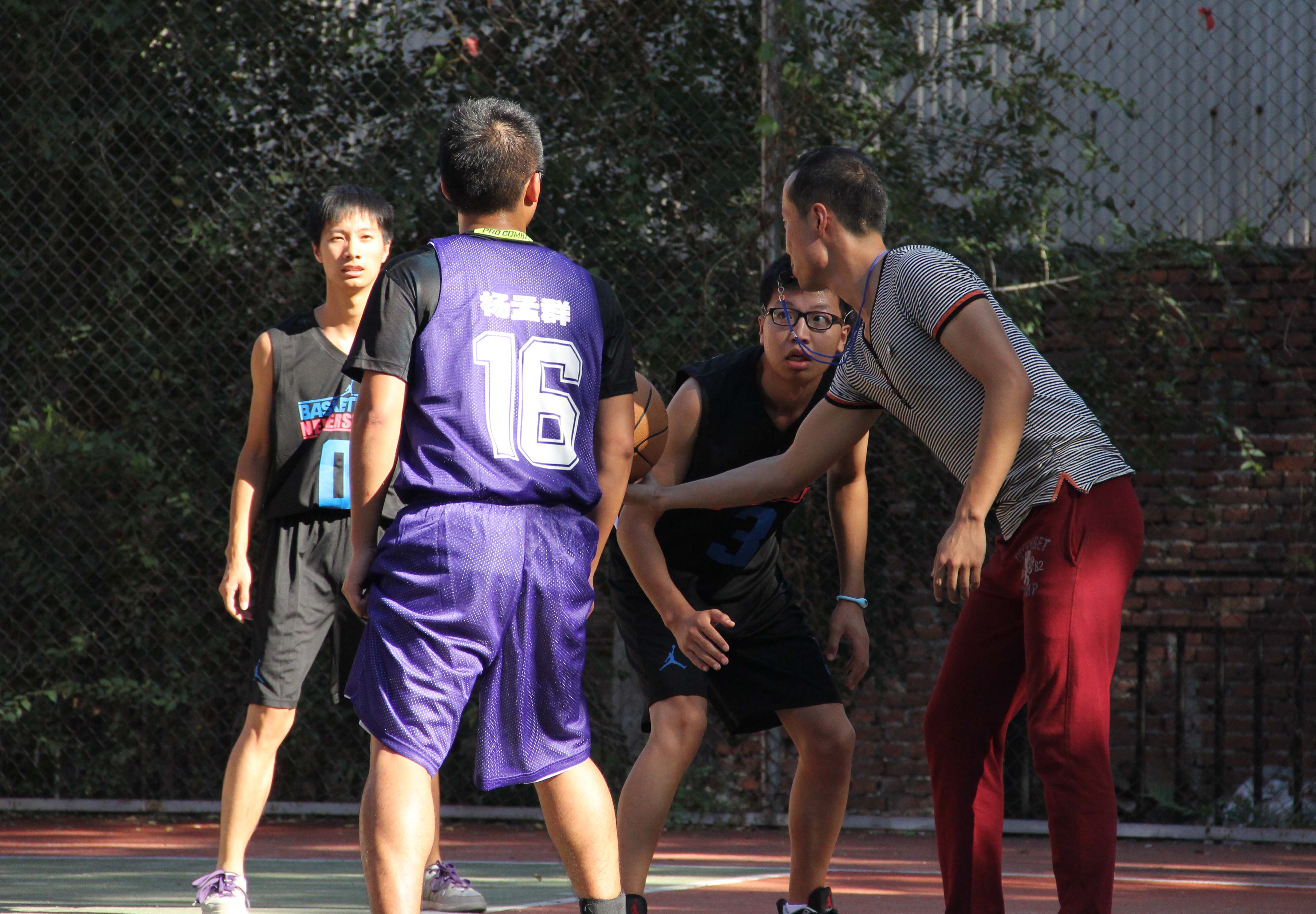 争分夺秒的比赛,球员全力以赴奋勇拼杀的简单介绍 争分夺秒的比赛,球员全力以赴奋勇拼杀的简单介绍