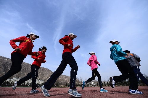 包含红红火火的足球赛场，女队员们展现出优美身姿的词条