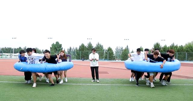 炎热的运动场上挥洒汗水，背后是团队合作的协力的简单介绍