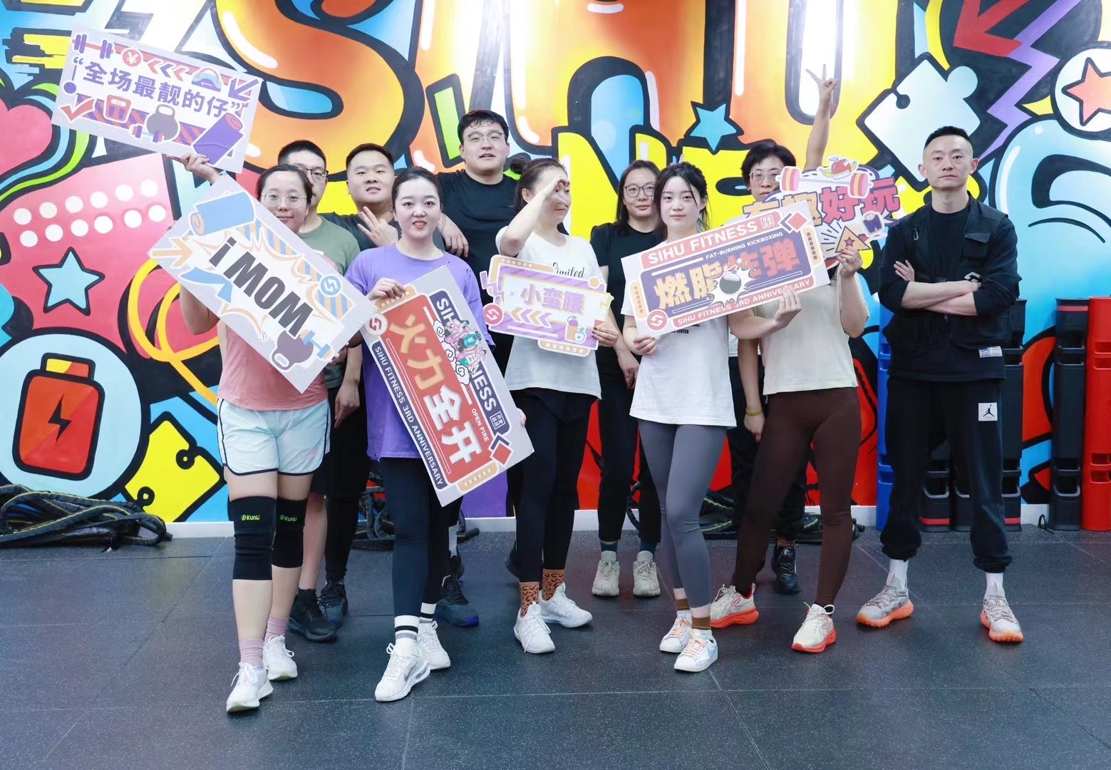 炎热的运动场上挥洒汗水，背后是团队合作的协力的简单介绍