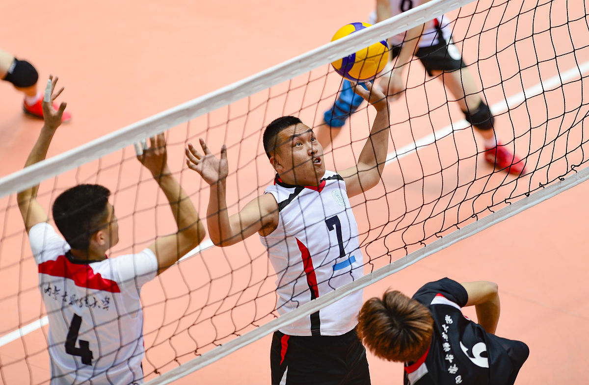 紧张的比赛中球员们斗志昂扬