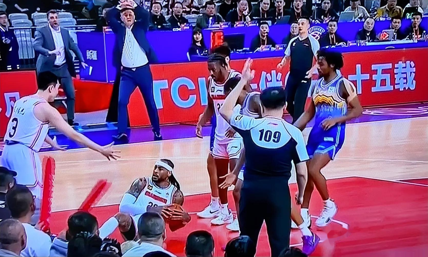 球队表现出众，赢得球迷们热烈掌声！