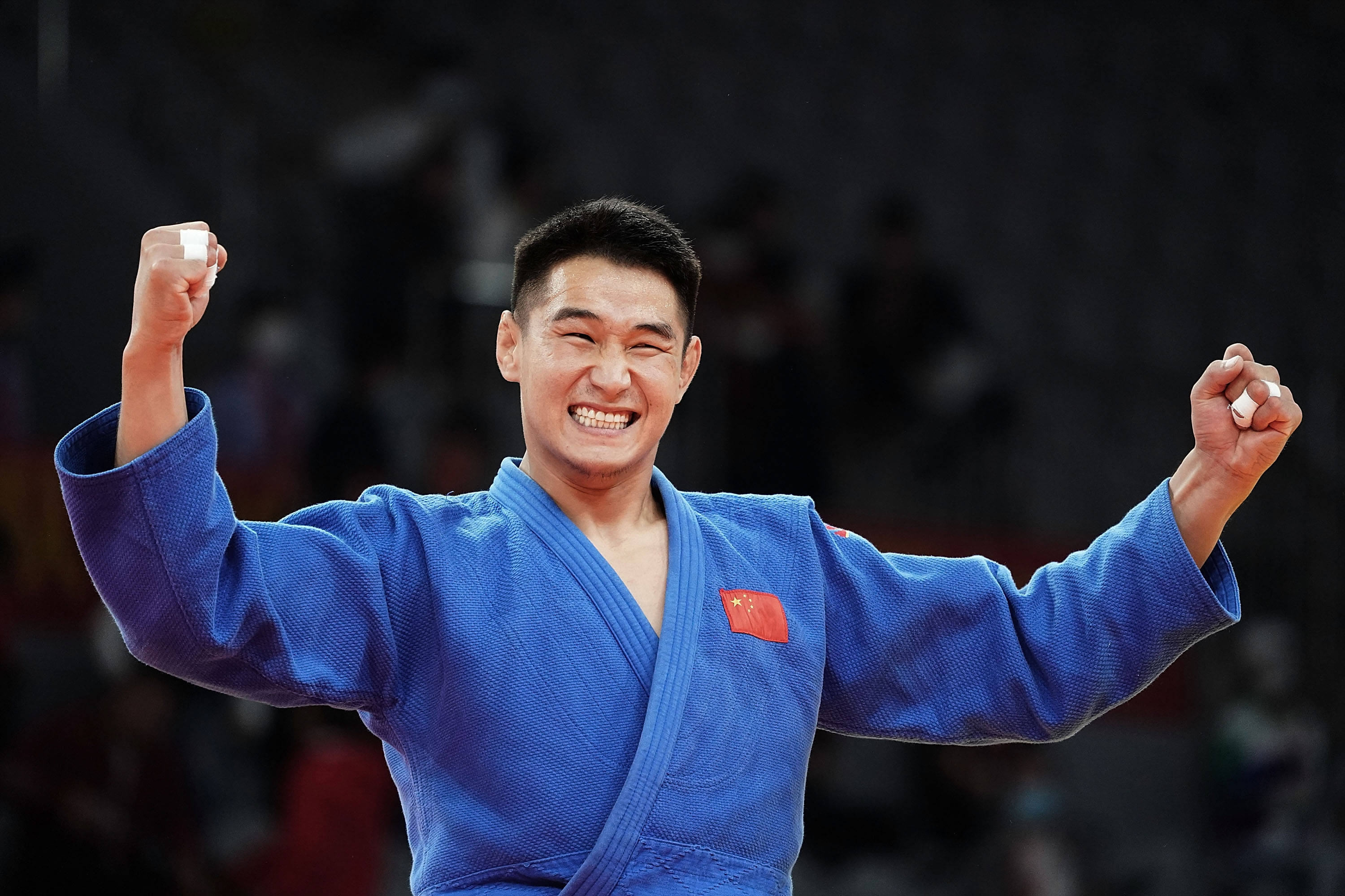 美国柔道选手斗志昂扬，勇夺金牌