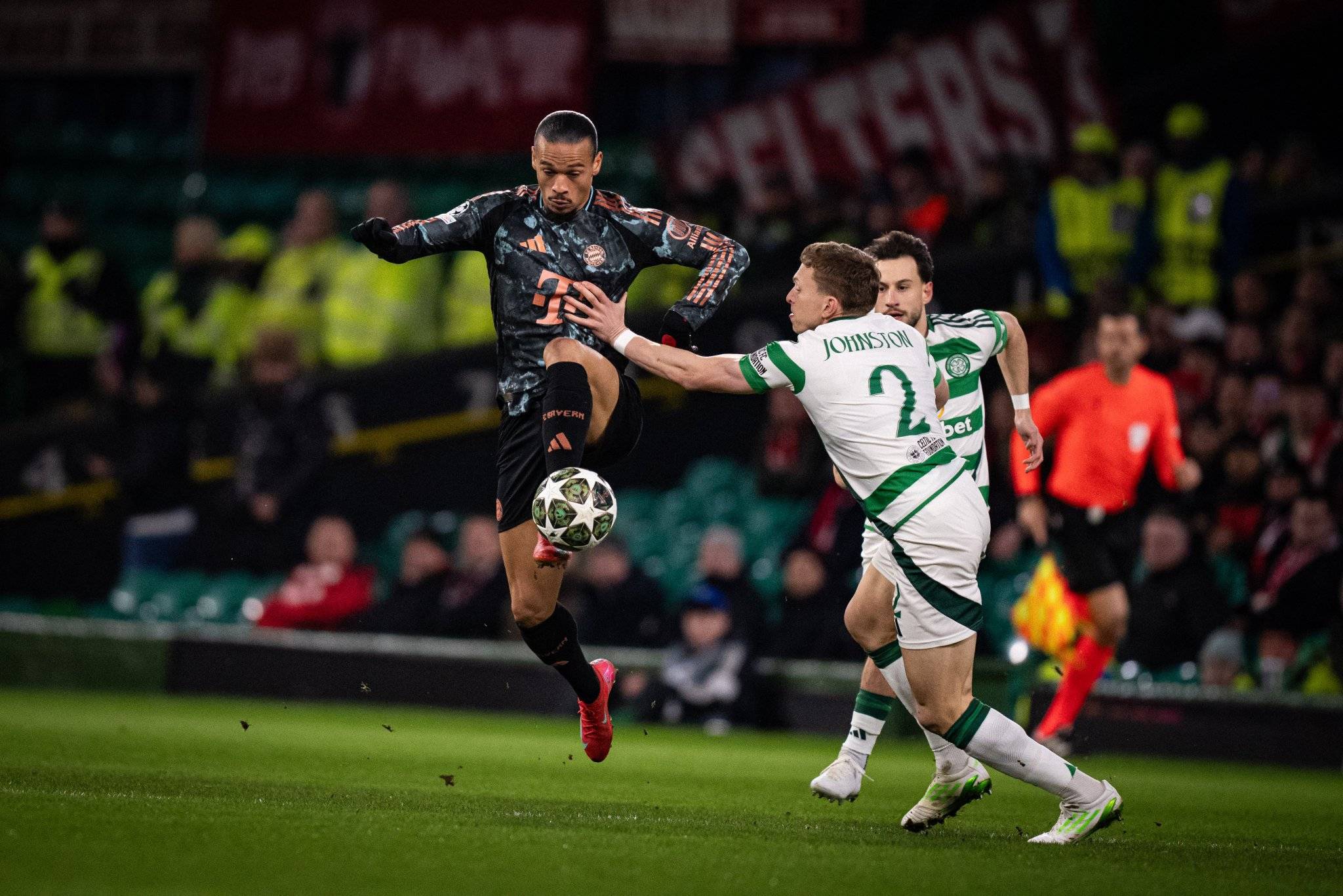 拜仁主场平巴黎，晋级半决赛！