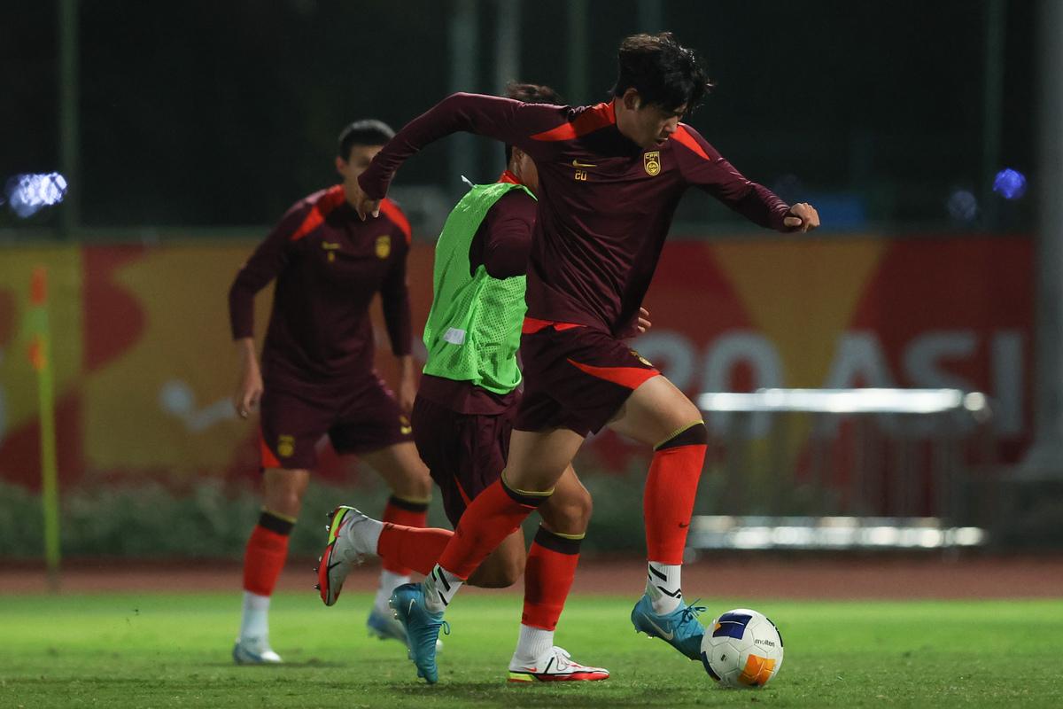 关于亚洲足球比赛火热进行，球员奋力拼搏的信息