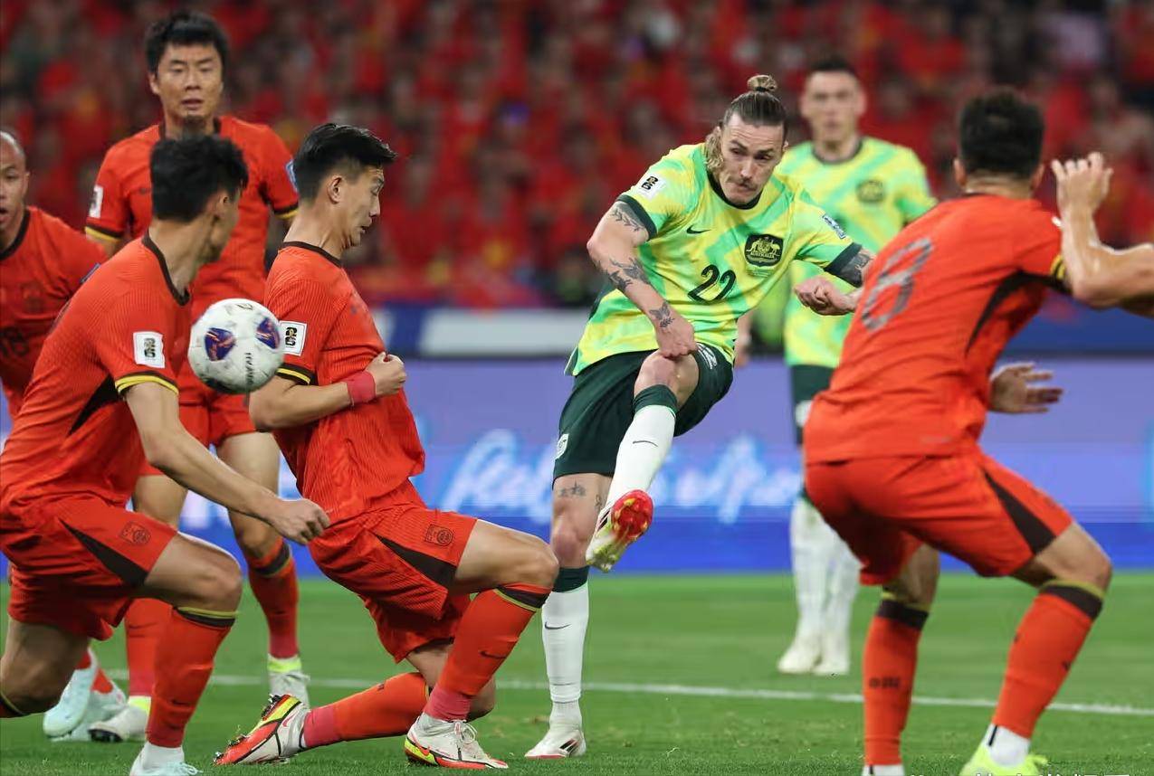 关于亚洲足球比赛火热进行，球员奋力拼搏的信息