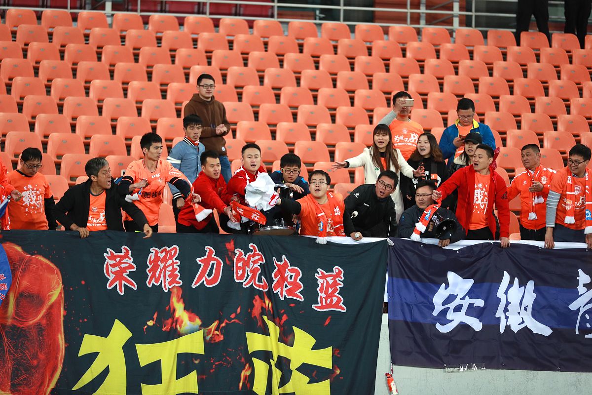 比赛中球员们全力以赴取得胜利