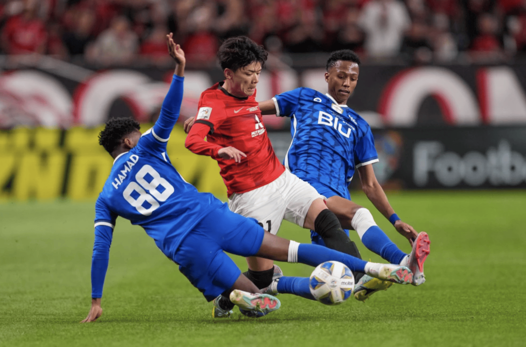 比赛中球员们全力以赴取得胜利