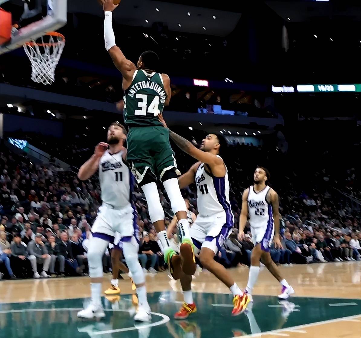 包含雄鹿豪取连胜！字母哥高效砍下+的词条