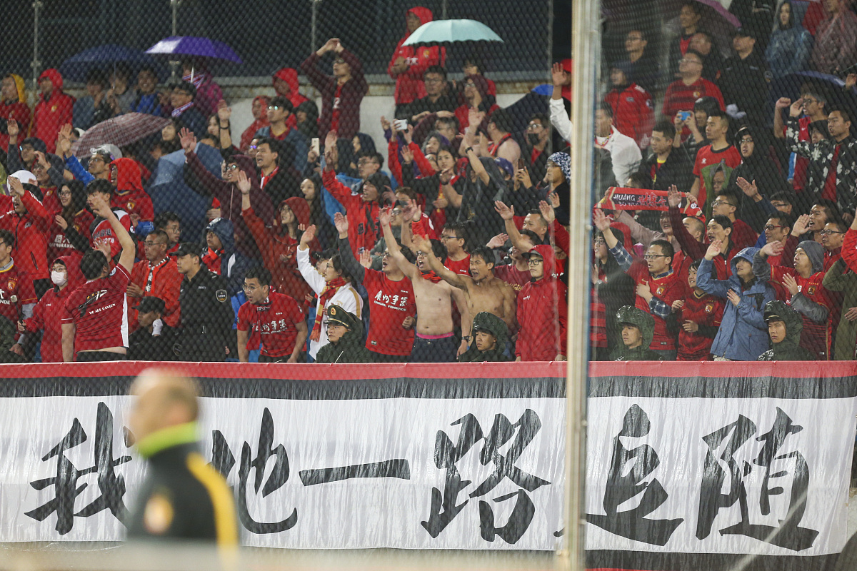 热刺客场难求一胜，再次失误让球迷失望