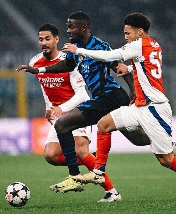 顶尖球队齐聚赛场，争夺胜利无比激烈的简单介绍