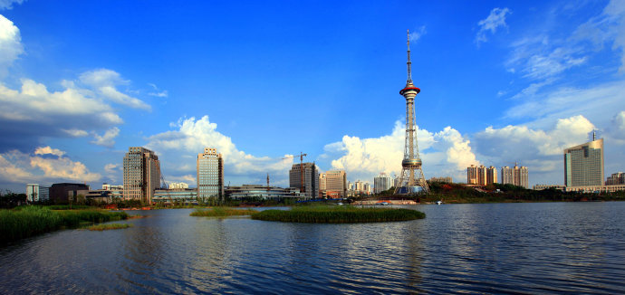 大连追随恒大脚步，联赛走势引人瞩目