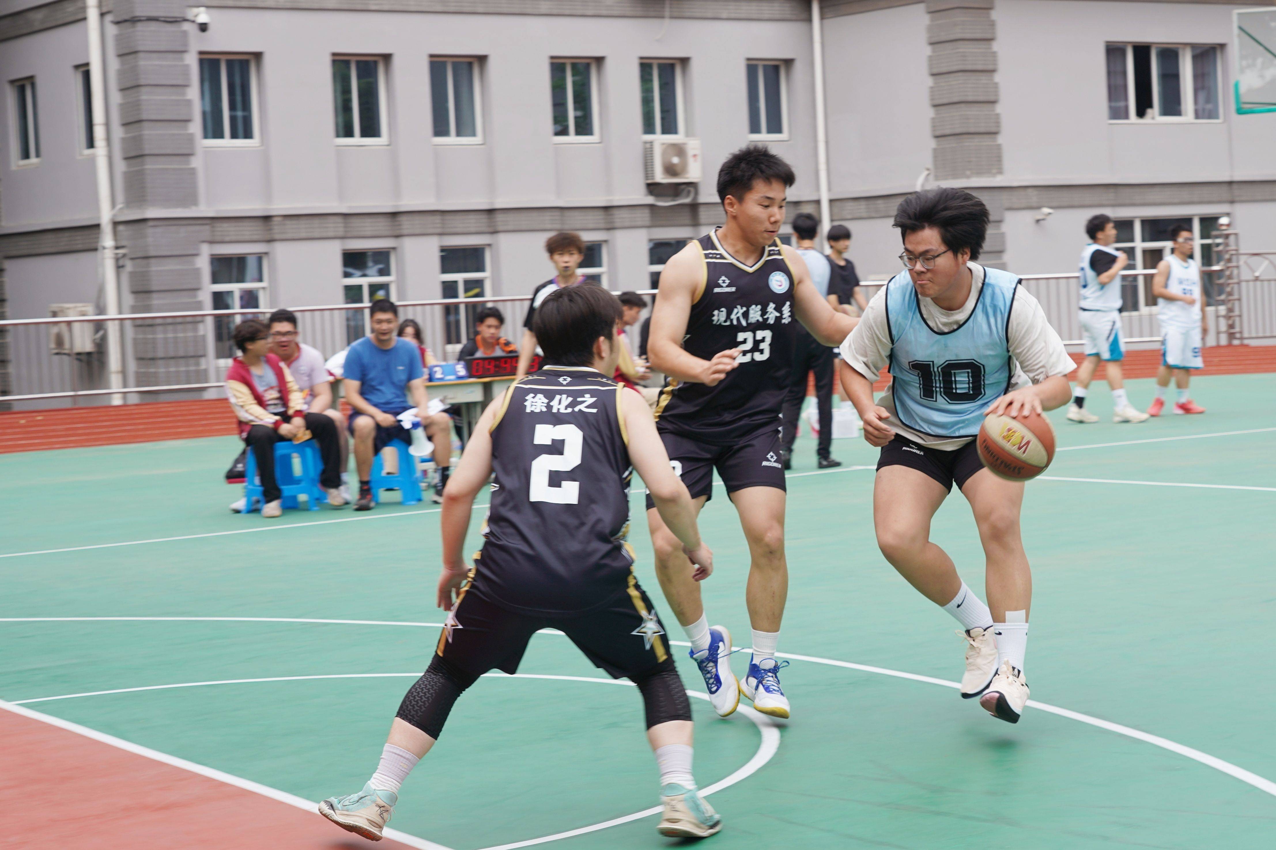 篮球精彩瞬间回放，比赛场面激动人心