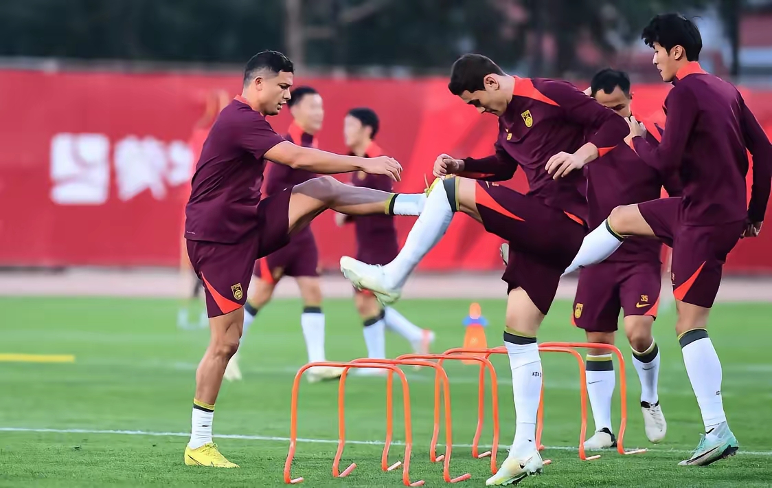 包含全队备战过程中传出伤病情况，球队备战压力加大的词条