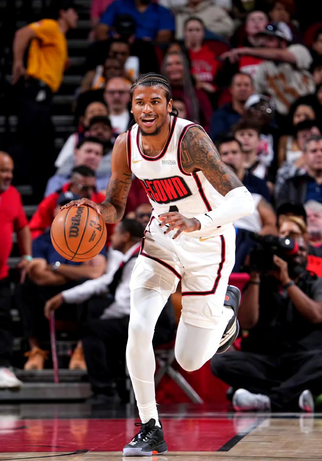 火箭队球员集体发挥，连胜势头不减