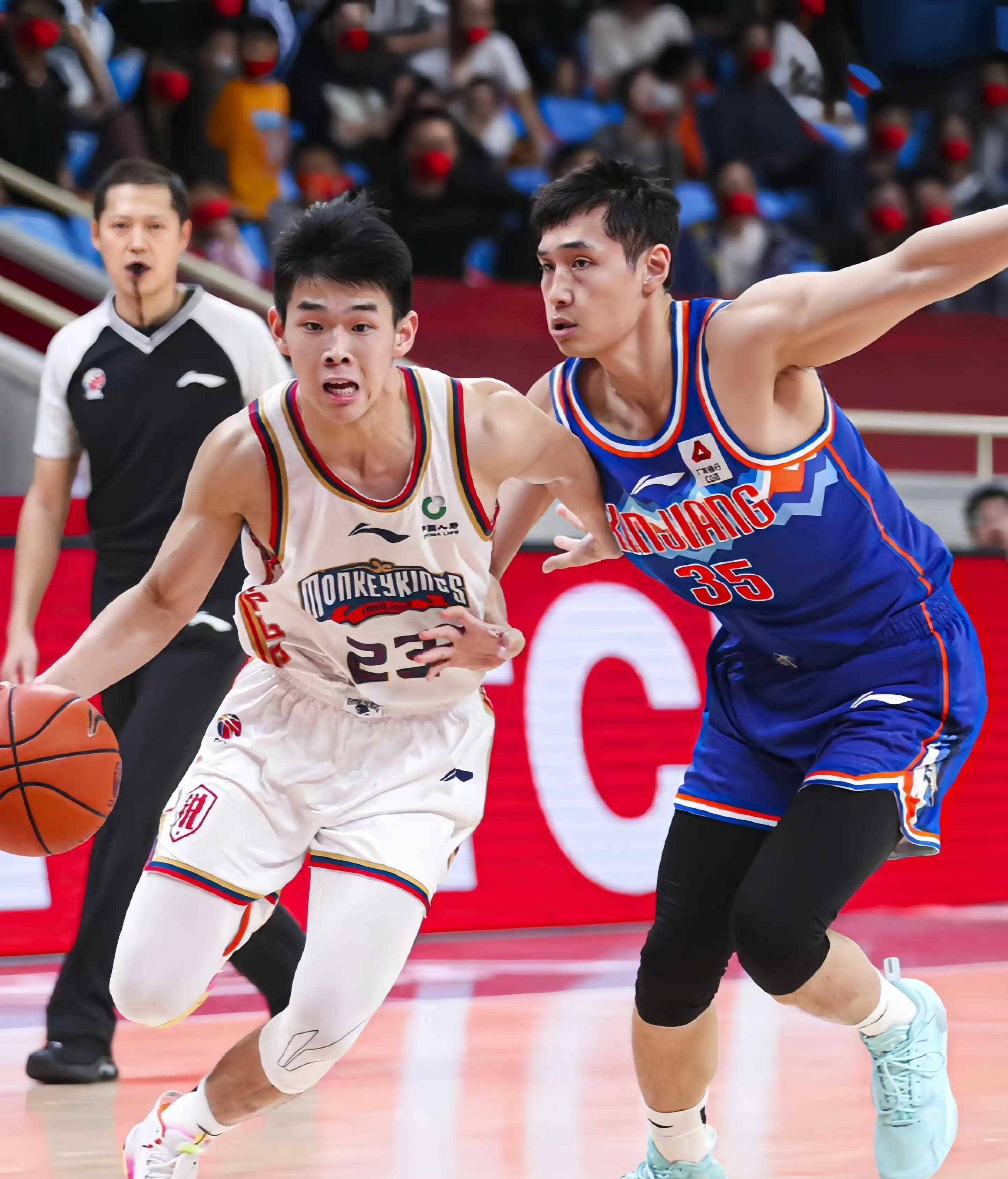 精彩对决中，球员们坚持拼搏追求胜利的简单介绍