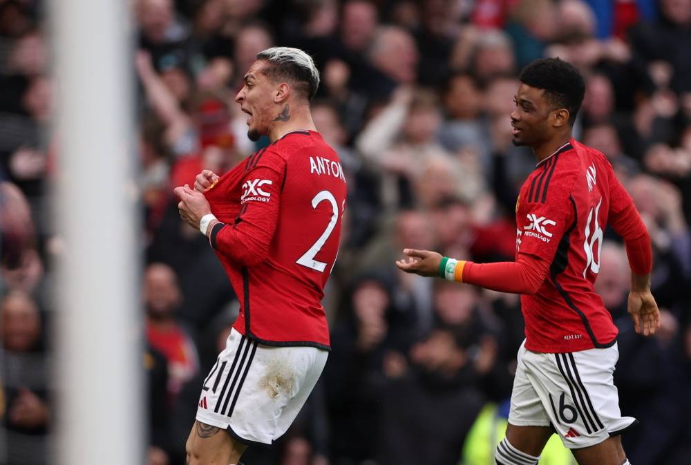 英格兰队大获胜利，晋级赛事决赛