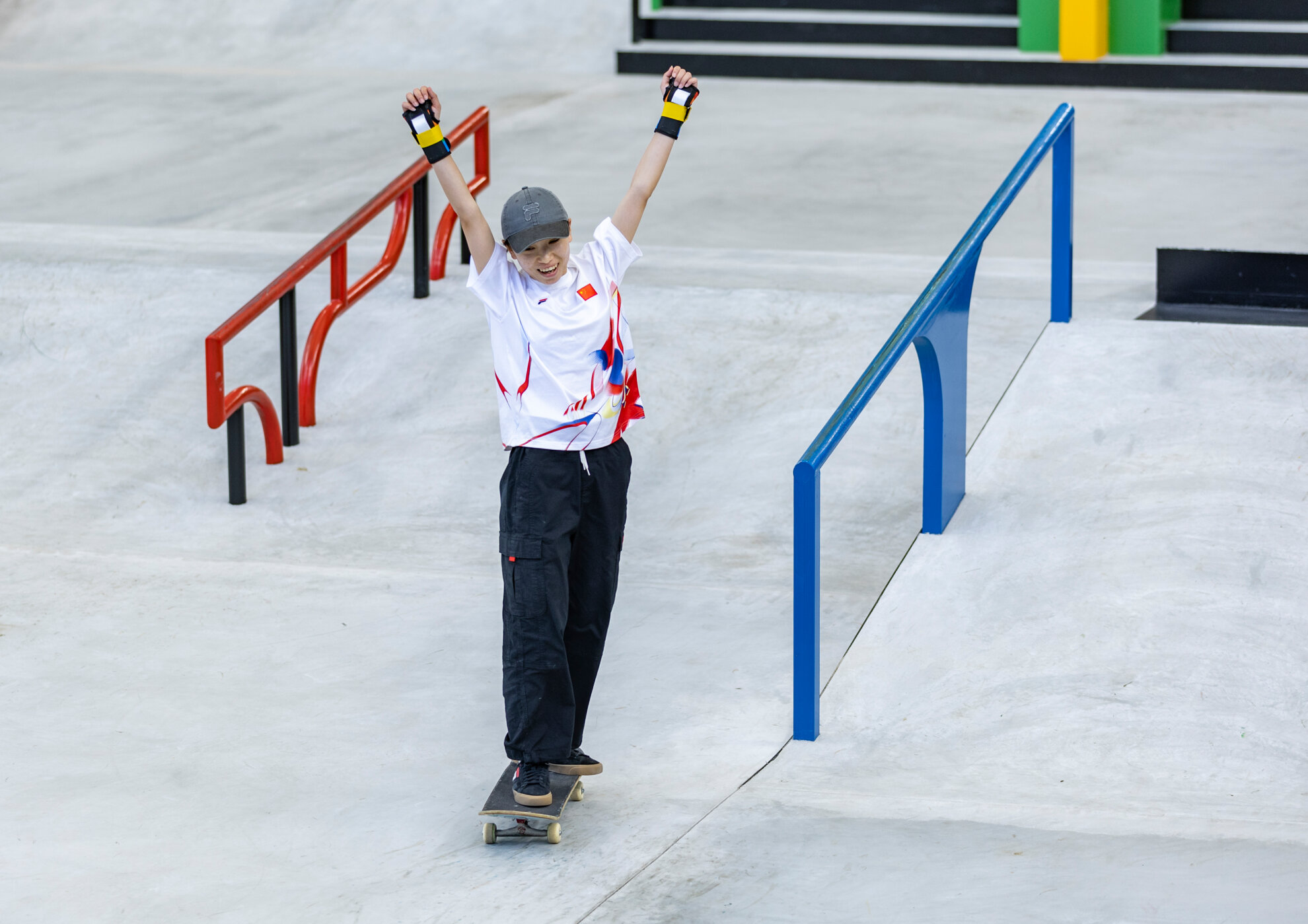 滑板选手表演高难度动作获得高分