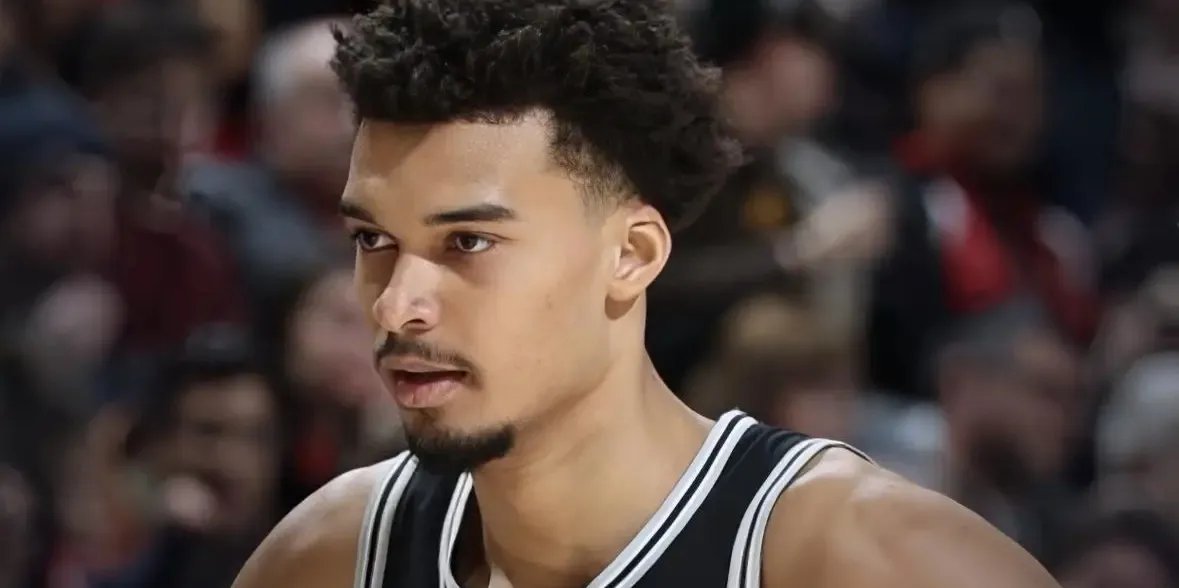 包含马刺后卫重伤，球队面临暂时人手短缺困境的词条