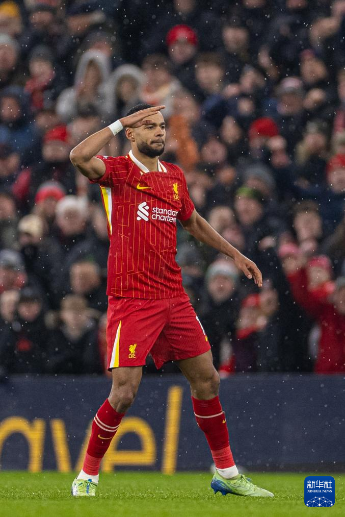 利物浦赢球后开心庆祝，斗志昂扬