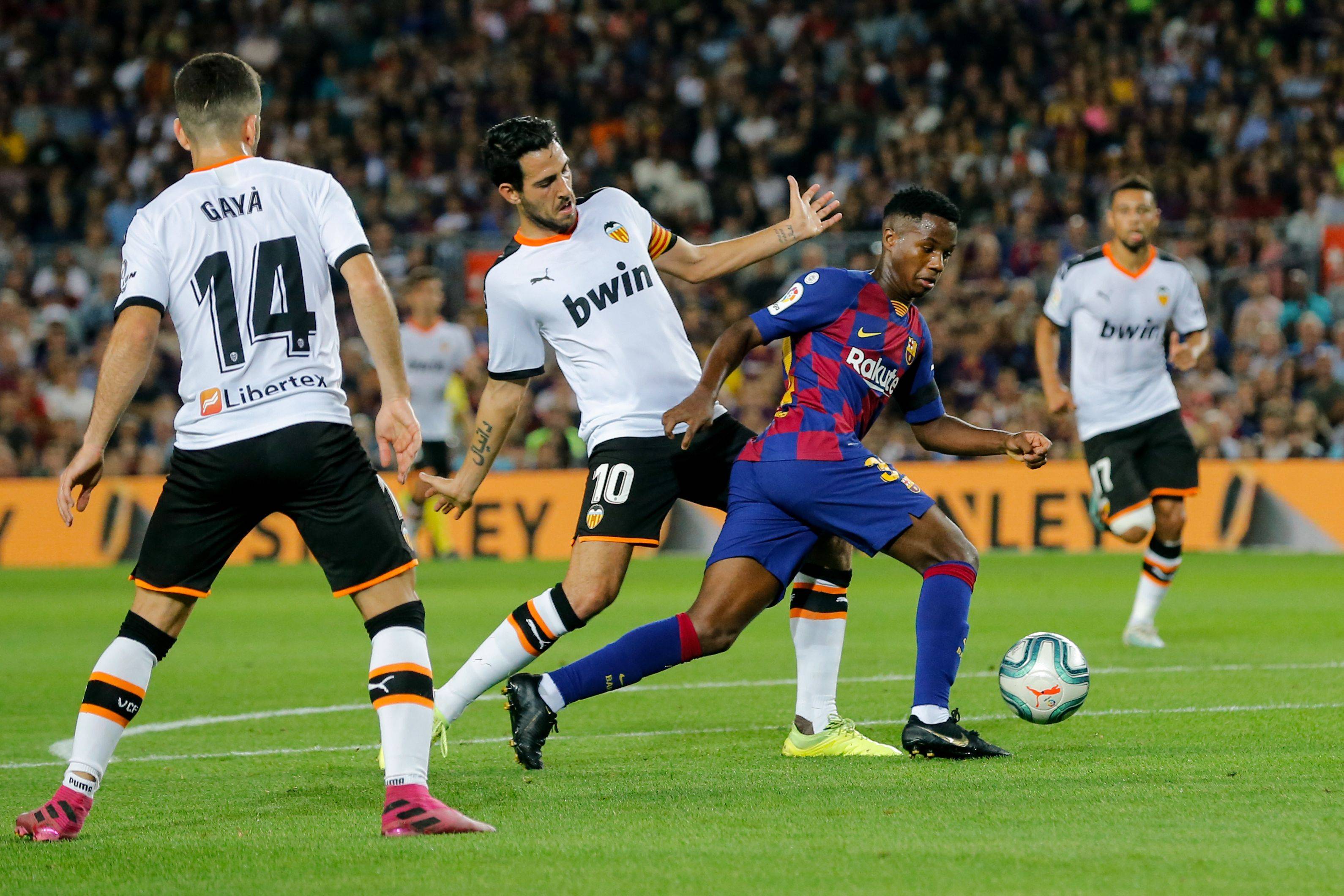 精彩的足球比赛伴随着激动人心的一幕