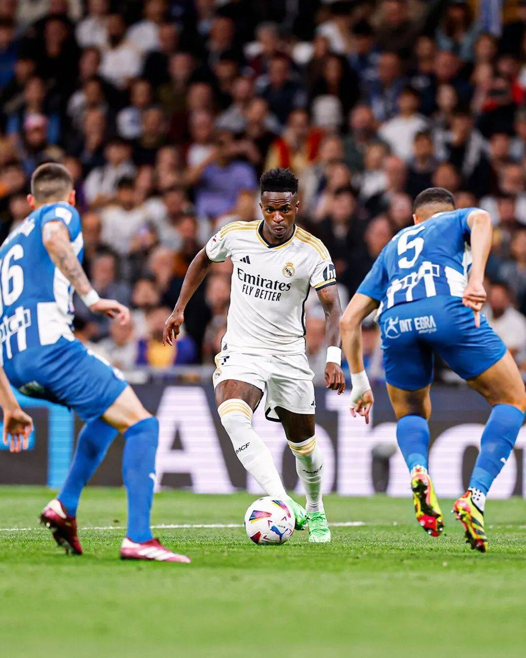 关于尼斯在主场战胜梅斯，全取三分保持领先的信息