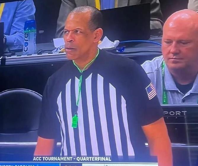 球场上频频发生精彩犯规，裁判哨声不断