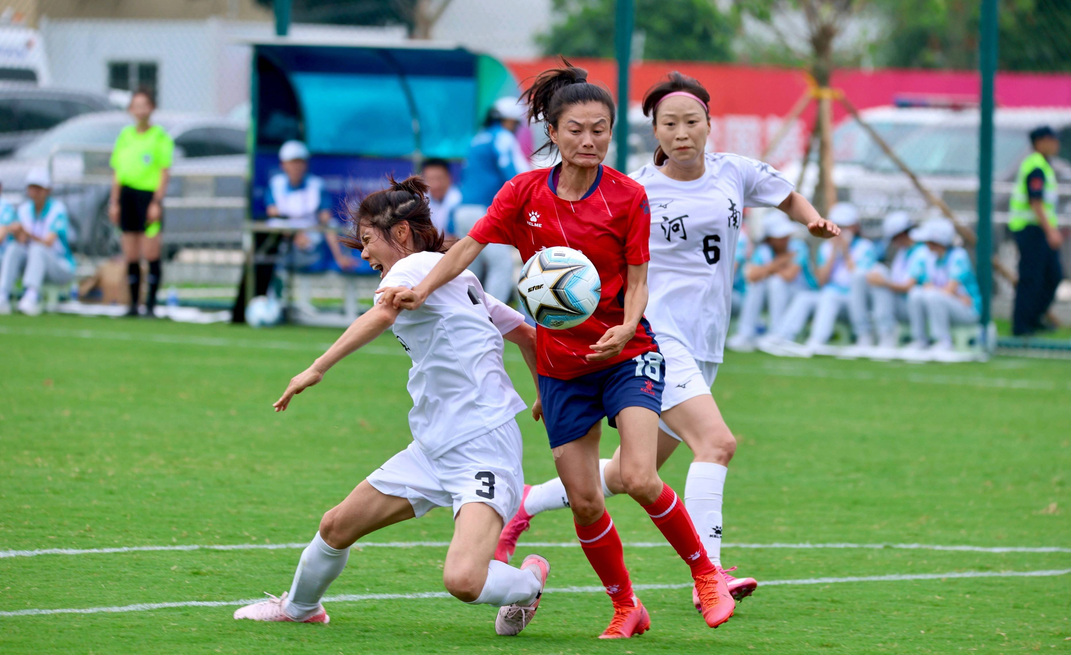 中国女足奋勇争先，夺得比赛胜利