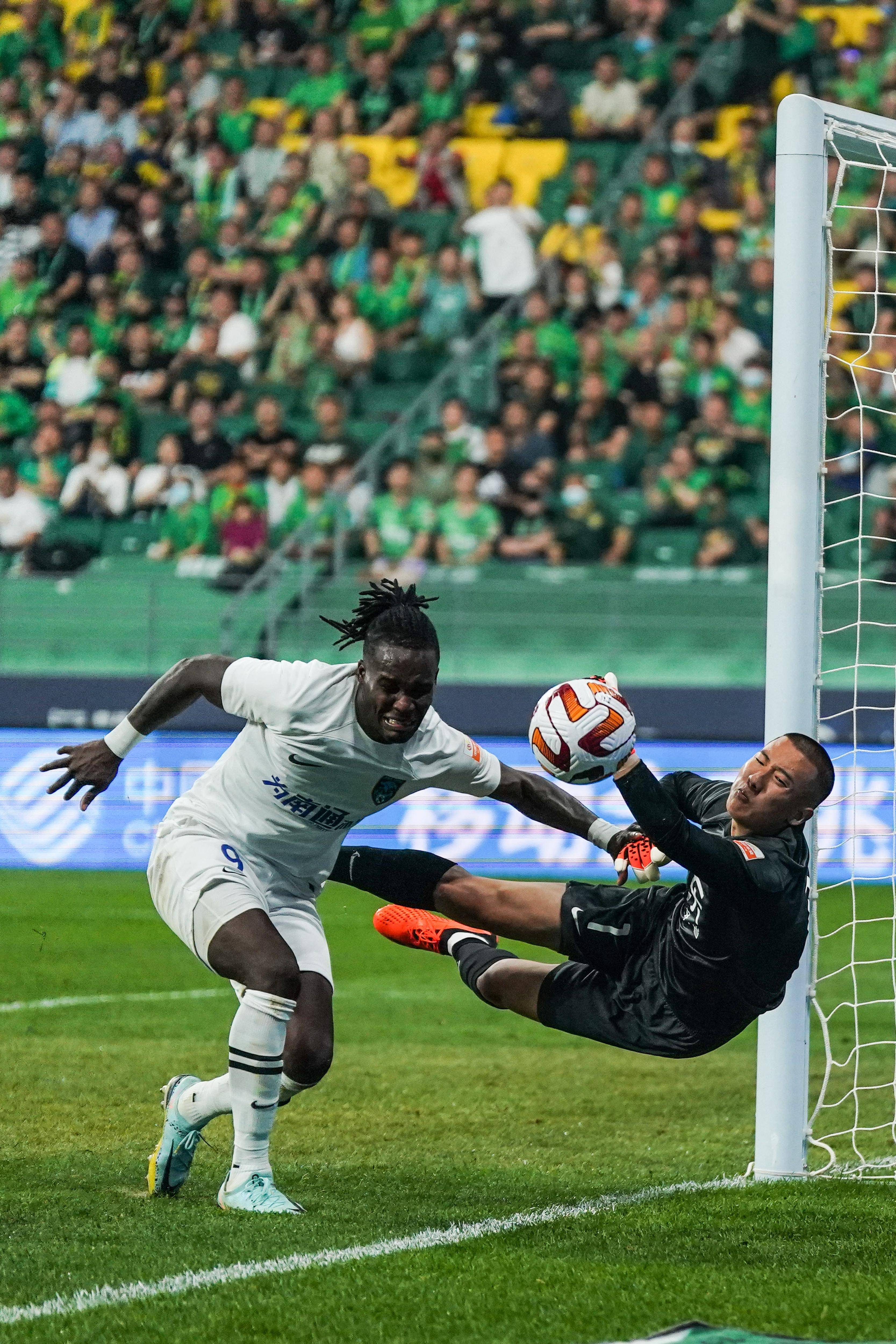 包含热那亚门将关键扑救，帮助球队守住胜局的词条