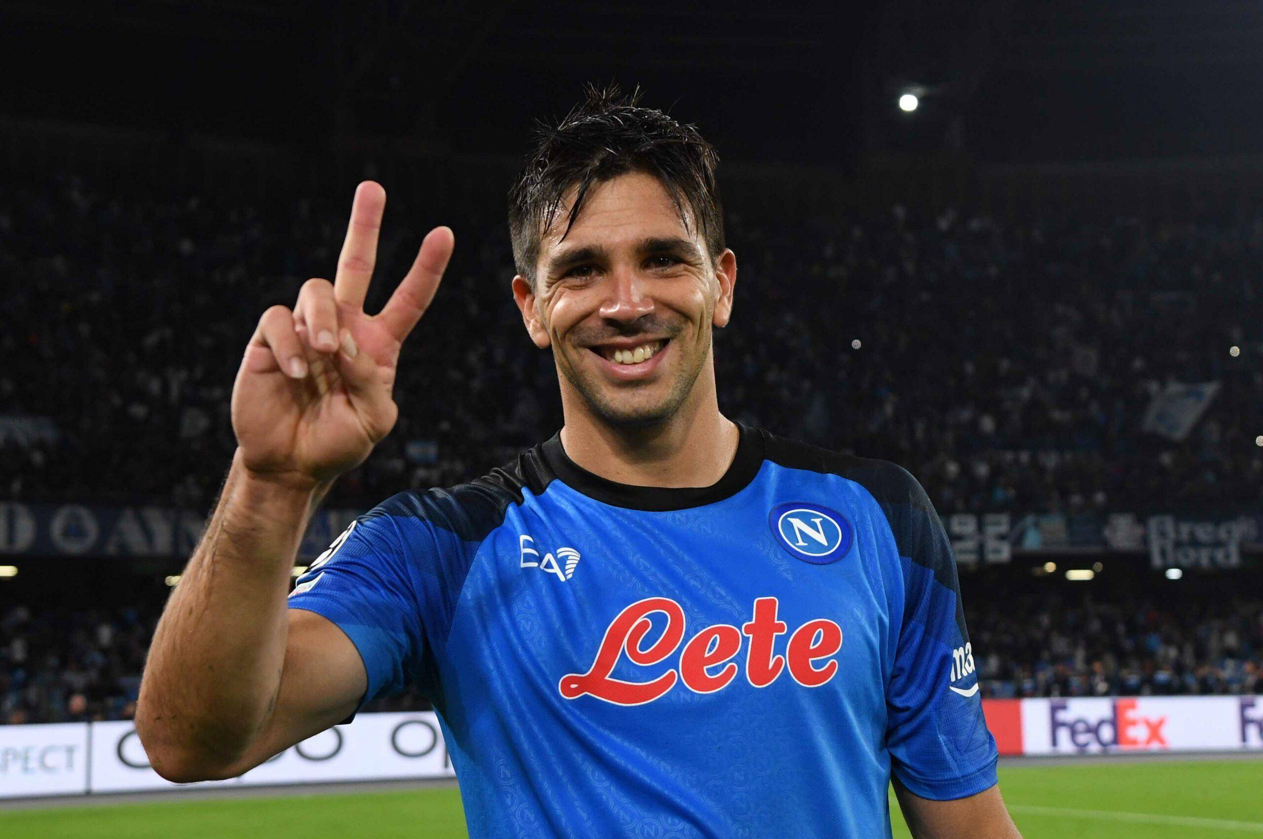 包含那不勒斯中场取得进球纪录，创造历史的词条