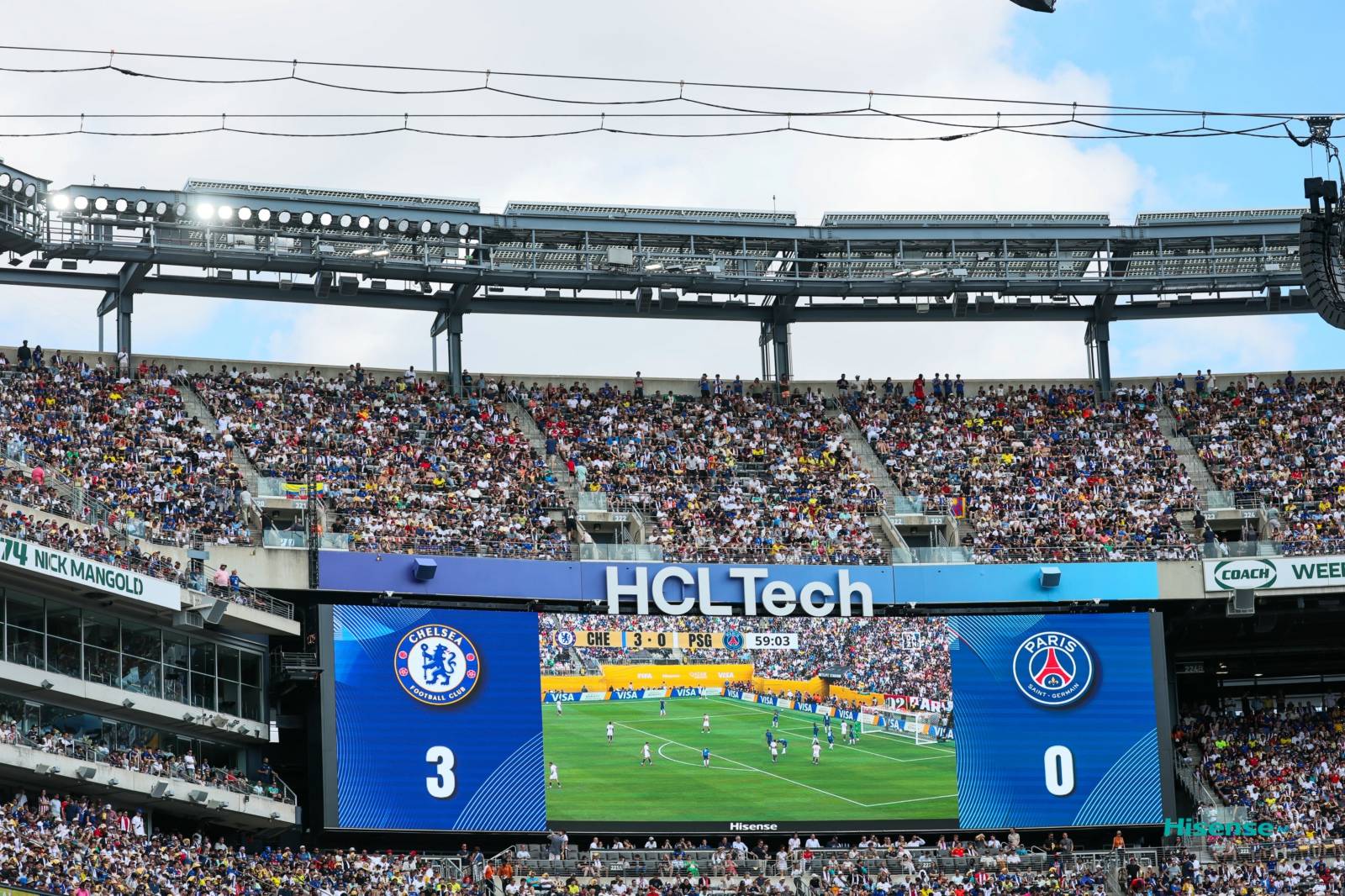 狂欢之夜！绿茵场上焚烧赛场狂热