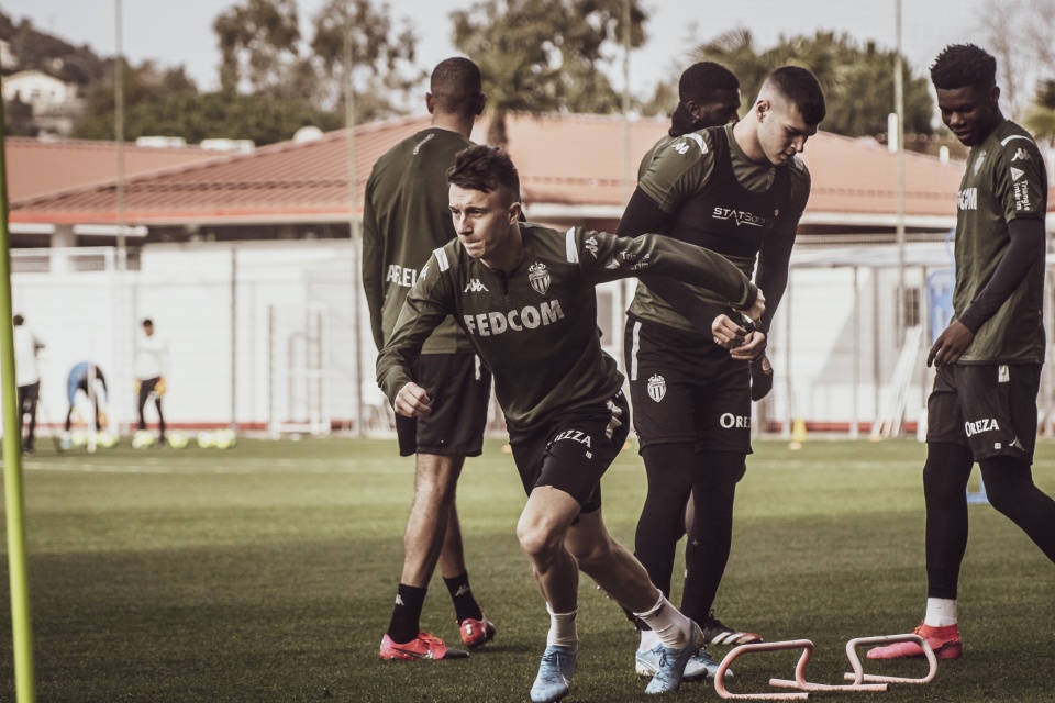 包含安格斯足球俱乐部启用新教练，球队士气高涨的词条