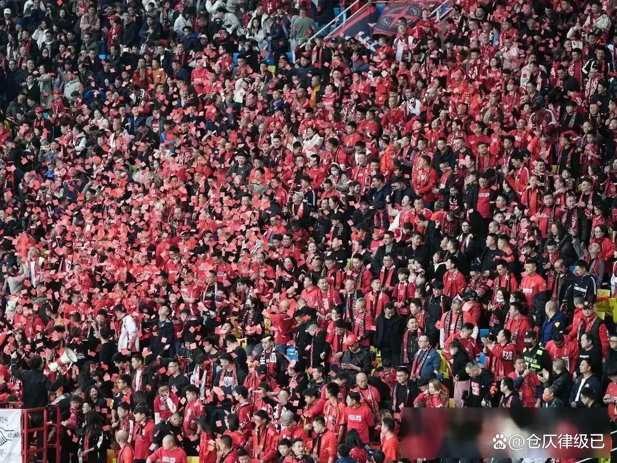 比赛现场气氛火爆，球迷热情支持