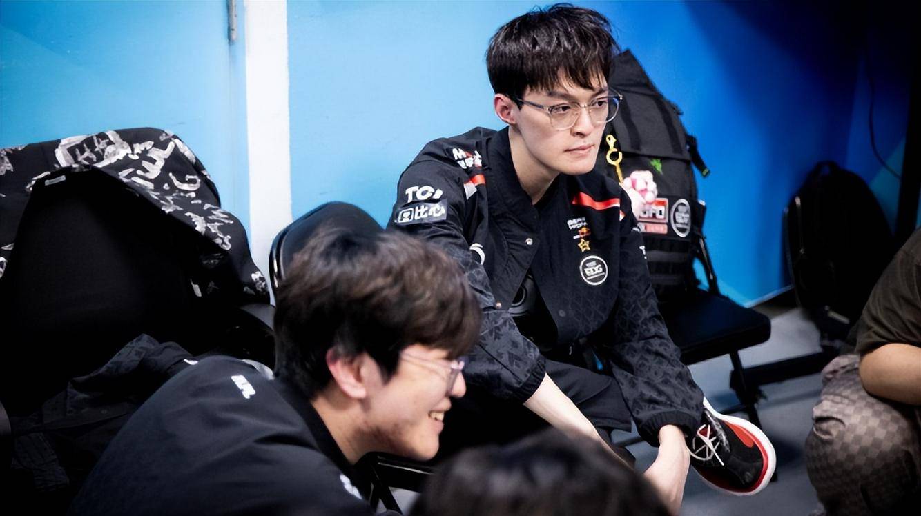 EDG横扫FLY，Caps线上压制力十足激烈交锋淘汰赛，让粉丝疯狂欢呼