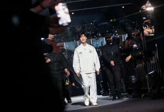 爱游戏在线-FLY血洗JDG，Doinb极限生还后反打焦点之战入围赛，锁定晋级资格