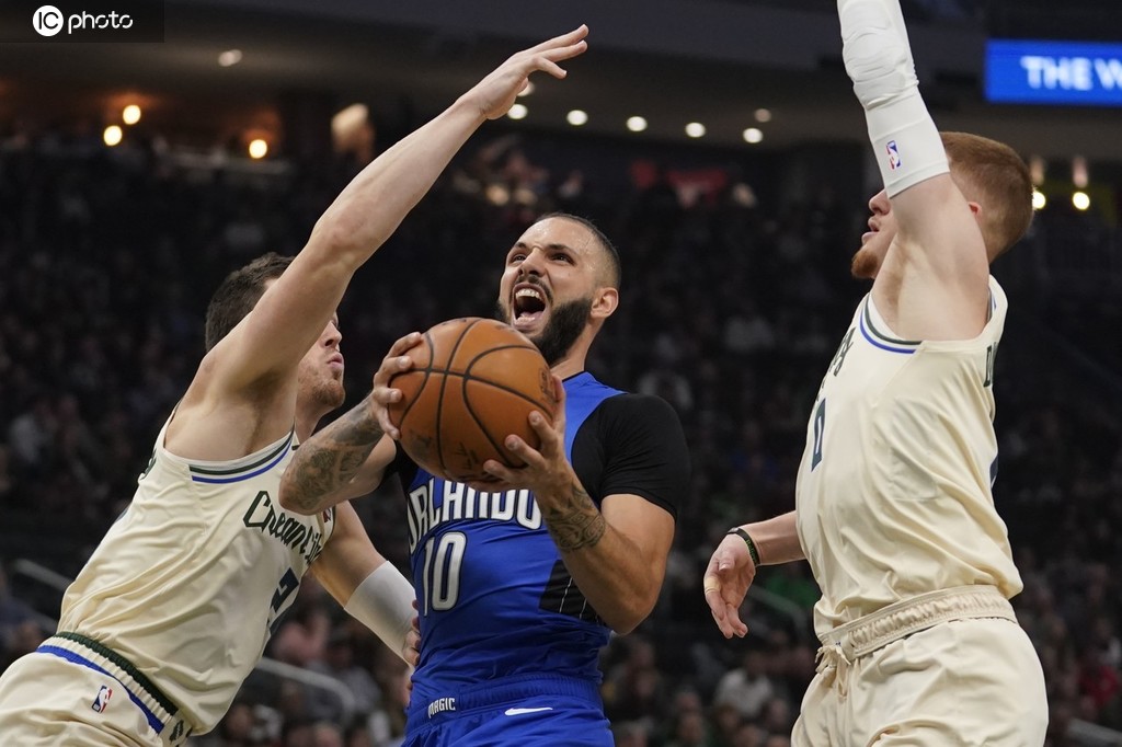 雄鹿主场告捷，继续保持不败记录