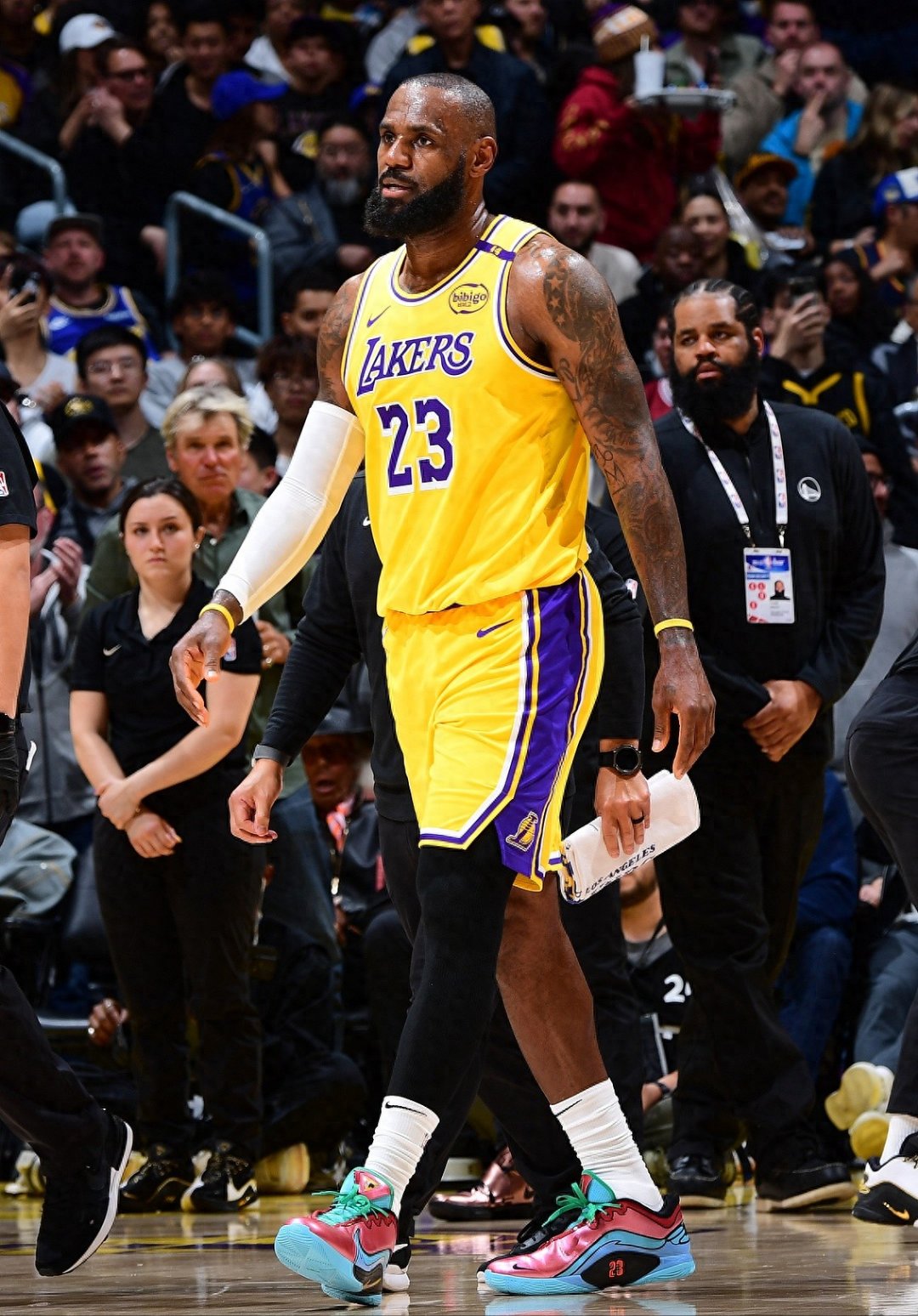 火箭击败湖人，取得激动人心的胜利