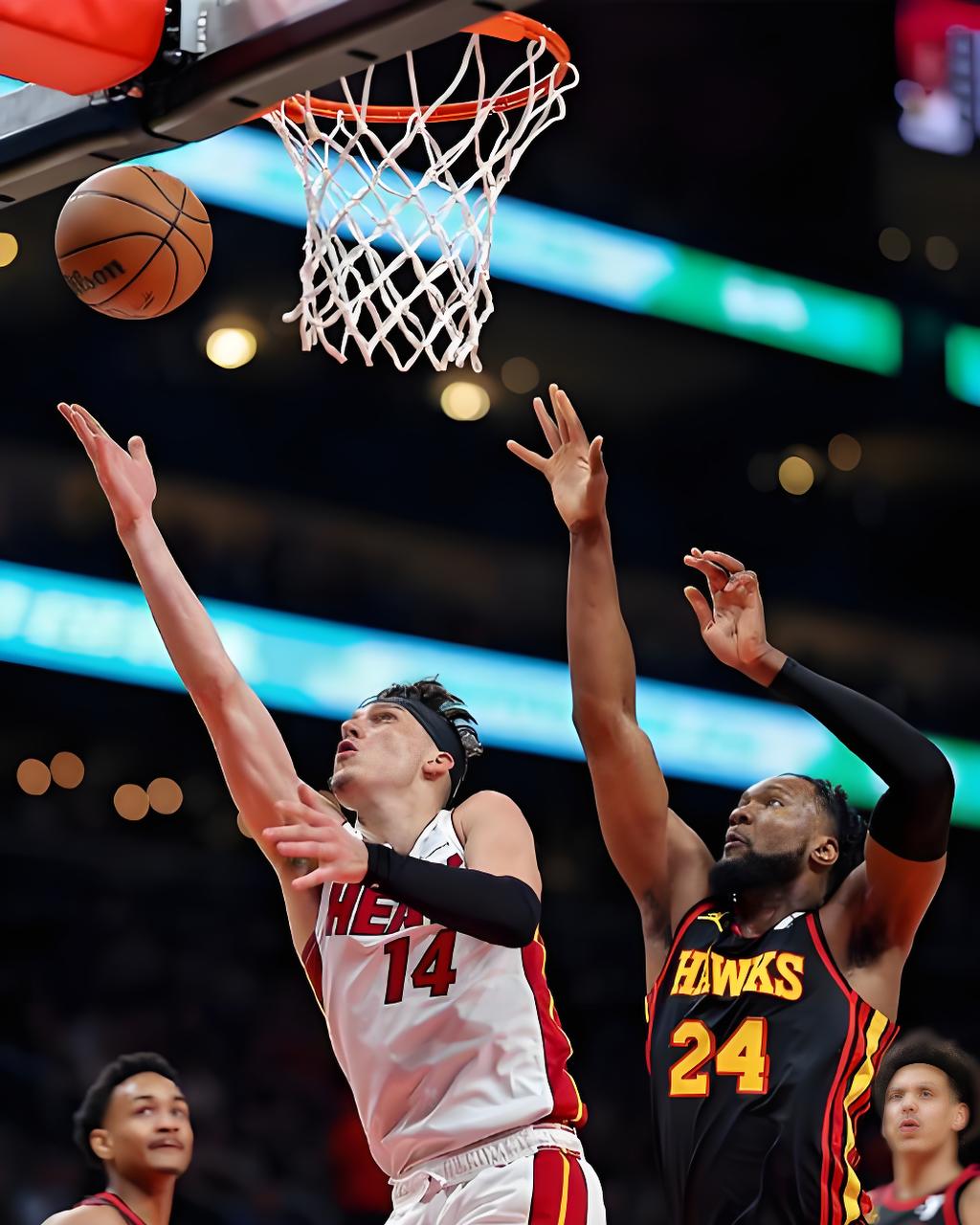 爱游戏在线-热火队球员间传球默契，打破对手防线