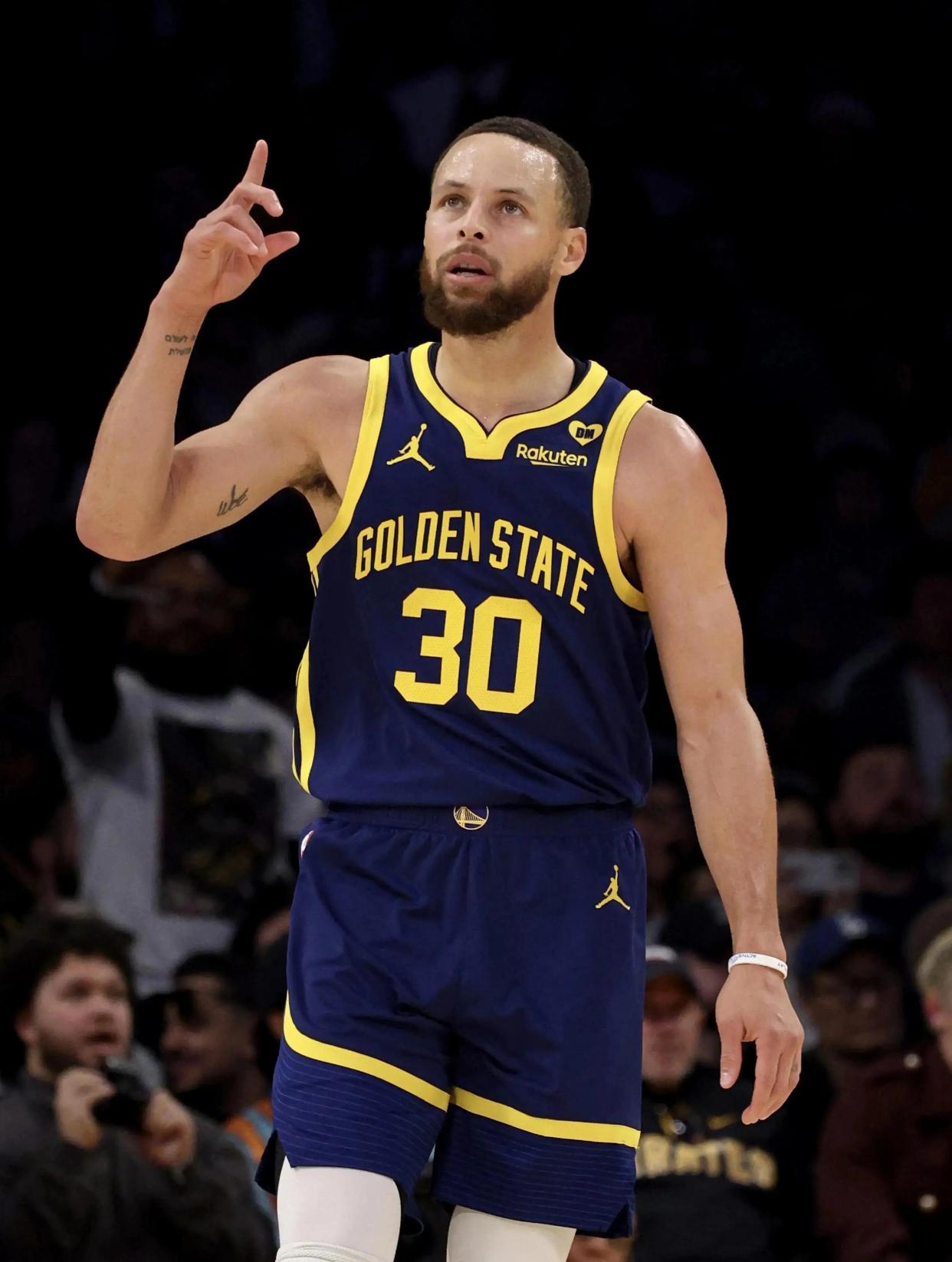 勇士再败鹈鹕，库里伤愈复出表现逐渐回升的简单介绍