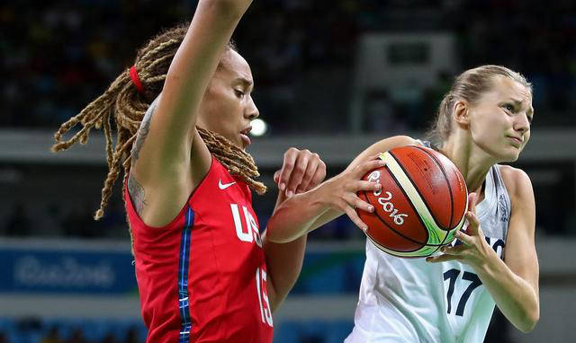 法国女篮赢得对阵美国队的激烈比赛 法国女篮赢得对阵美国队的激烈比赛