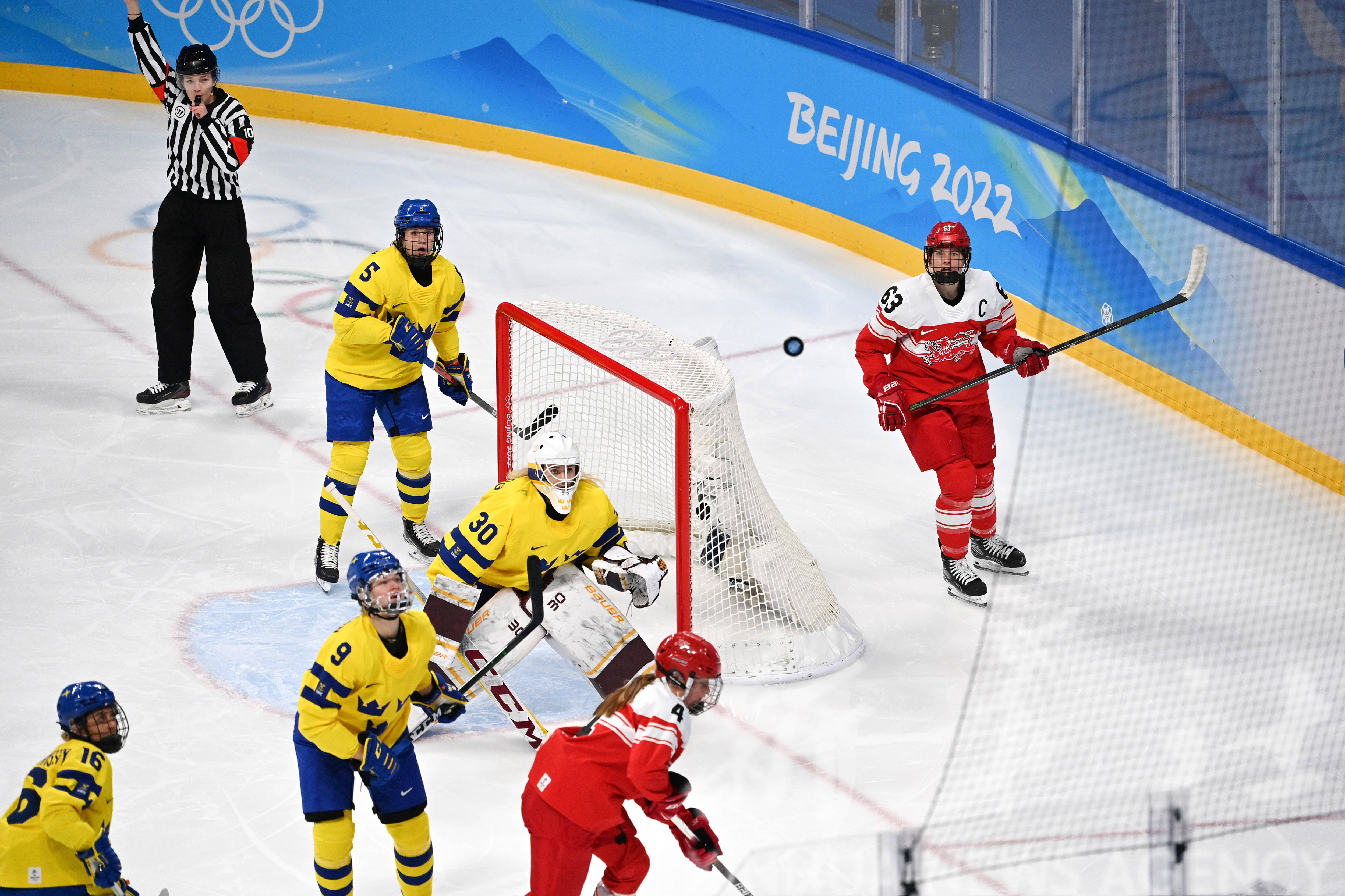 瑞典运动员在冰球赛事中展现出色表现 瑞典运动员在冰球赛事中展现出色表现