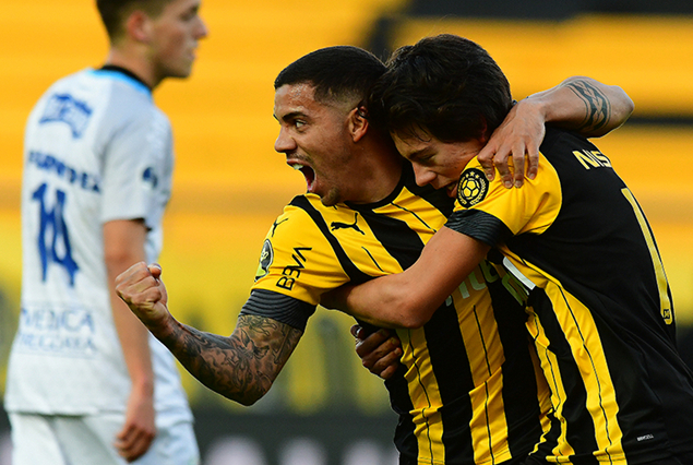 乌拉圭新星在击剑比赛中获得银牌，大放异彩